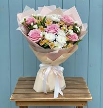 Букет цветов из:  Гвоздики, Орхидеи и Розы в Нечаевке