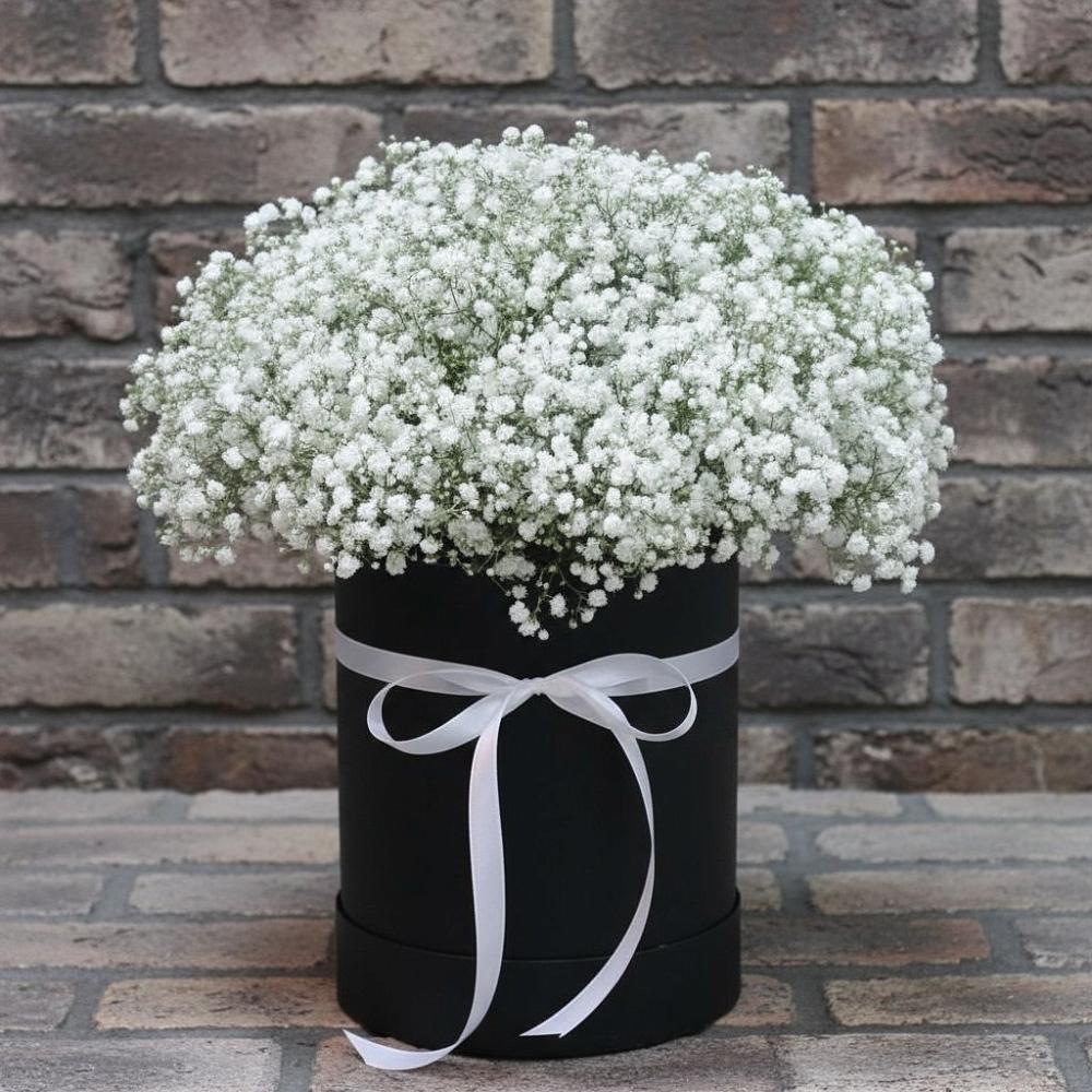 Цветочная композиция из Гипсофила в шляпной коробке в Нечаевке