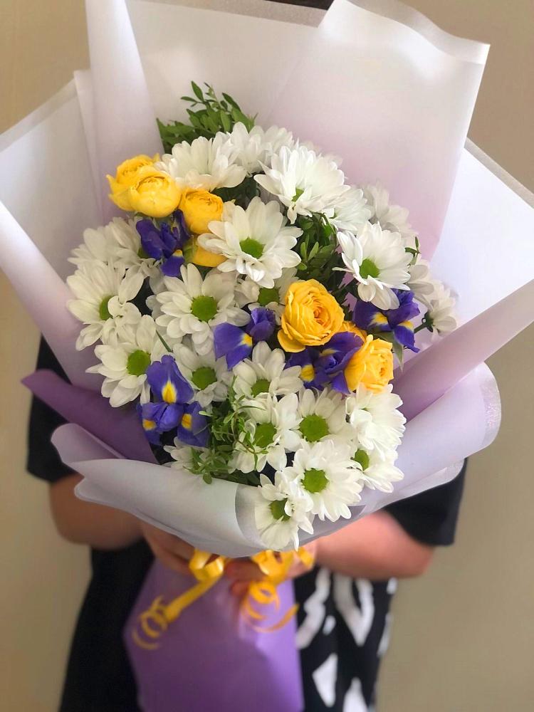 Букет цветов из: Ирисы, Хризантемы и Розы в Нечаевке