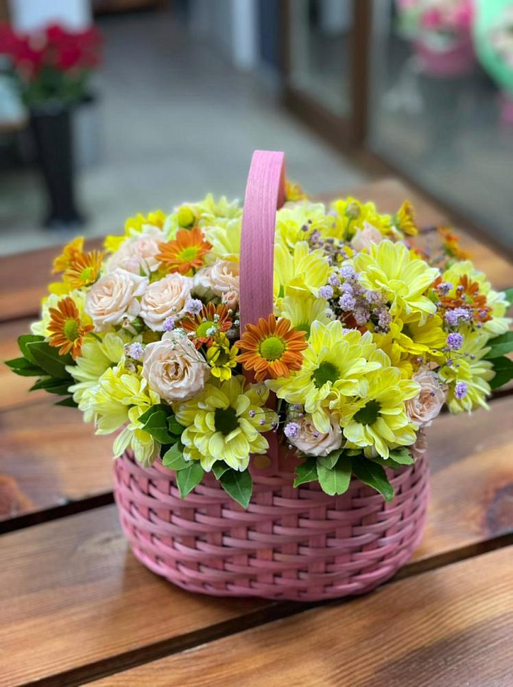 Цветочная композиция из Хризантемы и Розы в корзине в Нечаевке