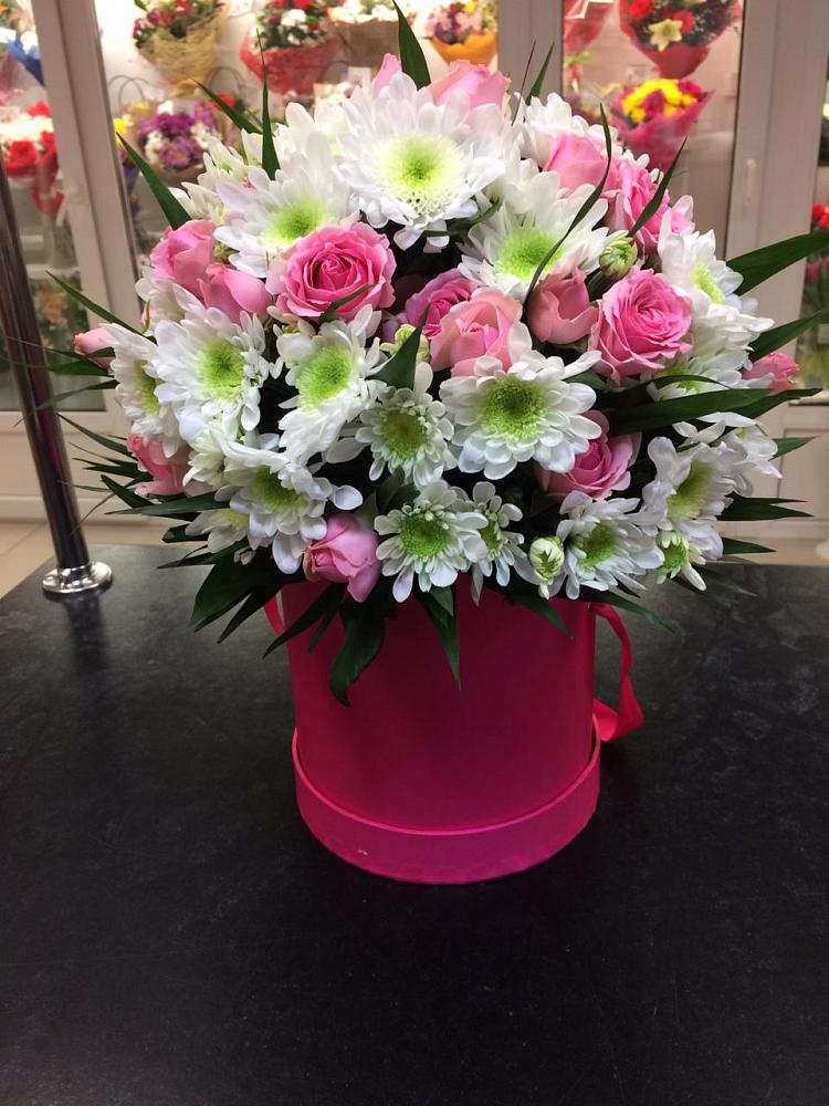 Цветочная композиция из Розы и Хризантемы в шляпной коробке в Нечаевке