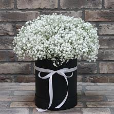 Цветочная композиция из Гипсофила в шляпной коробке в Нечаевке