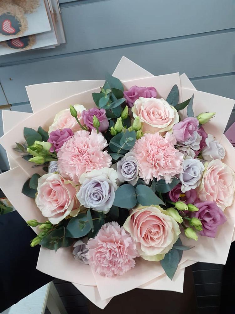 Букет цветов из: Розы, Гвоздики и Лизиантусы в Нечаевке