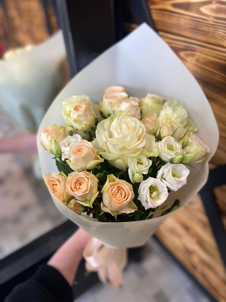 Букет цветов из: Розы и Лизиантусы в Нечаевке